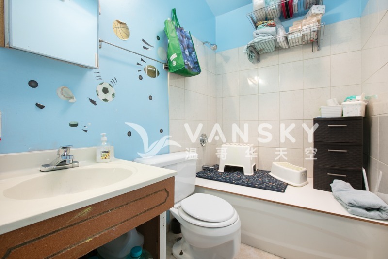 250928205651_2135 Newport Ave_14.jpg